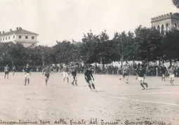 Le prime partite del Busca Calcio furono giocate nel 1920, nell'attuale piazza Fratelli Mariano. Foto archivio Pignatta, gentilmente concessa per la pubblicazione sul libro Buschesi (Fusta Editore) 